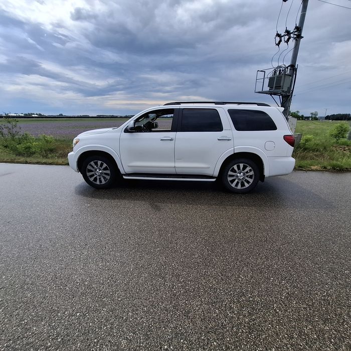 Toyota Sequoia  5.7 v8