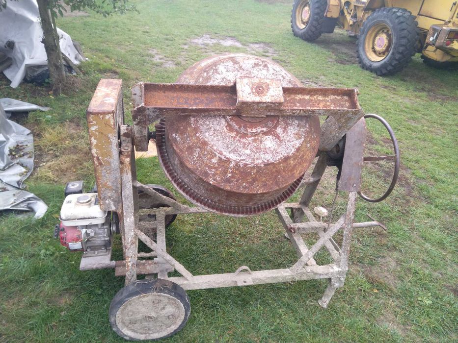 Duża___ Betoniarka z silnikiem spalinowym.