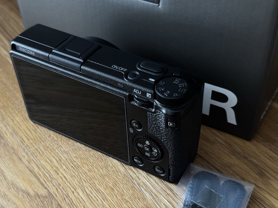 Aparat Ricoh GR IIIx idalny jak nowy etui lens cap baierie i ładowarka