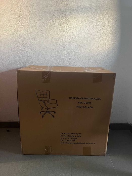 Cadeira Operativa STAPLES Aura – Tecido Preto – NOVA E SELADA