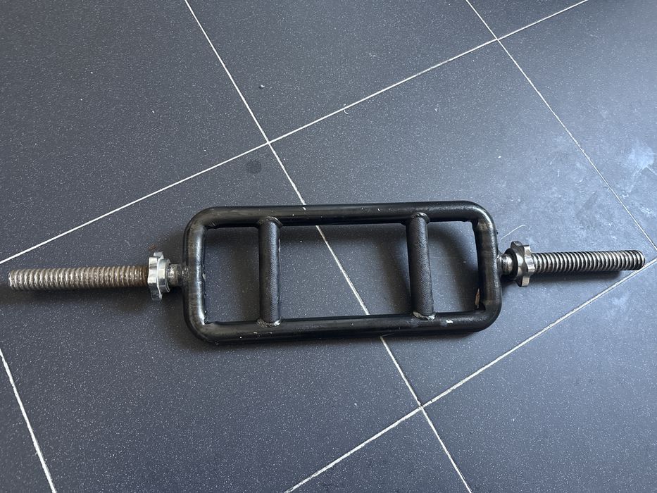 Puxador neutro para musculação em bom estado”