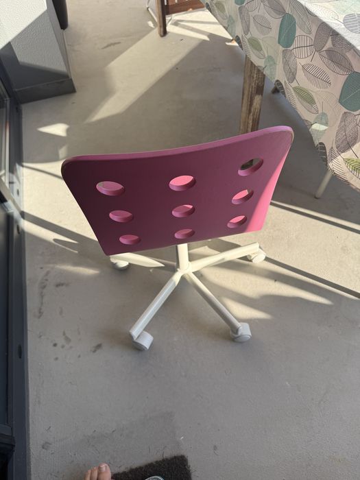 Cadeira rosa com rodas ikea