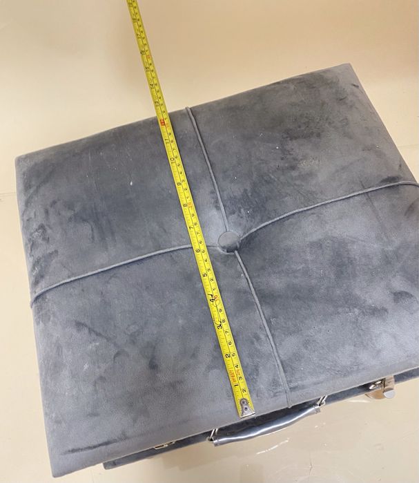 Banco/Caixa Arrumação Veludo Cinza com Pernas em Madeira