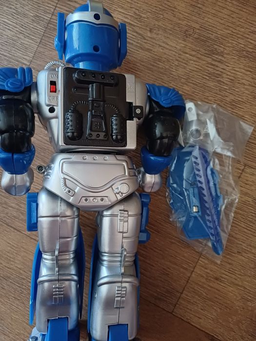 Робот новый на батарейках