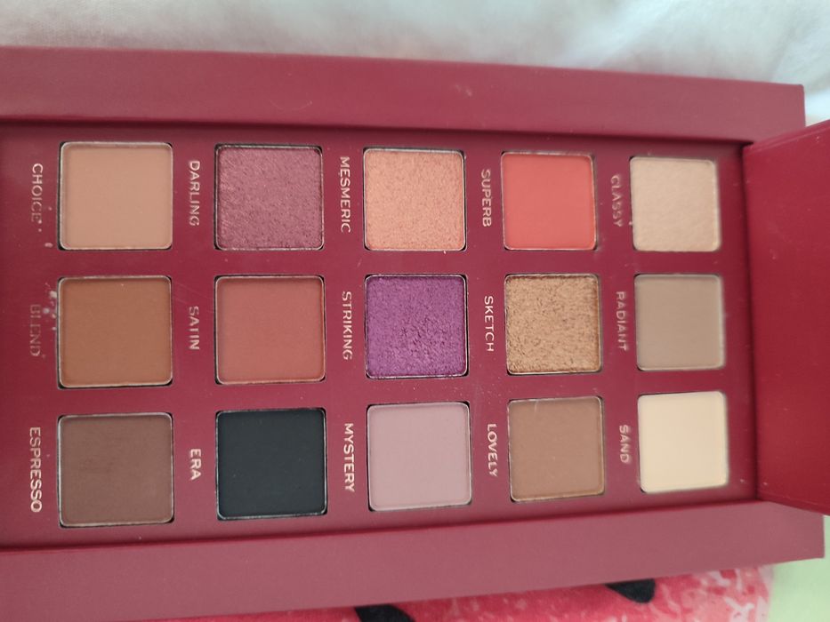 Sprzedam paletkę cieni Natalia Siwiec cena ostateczna