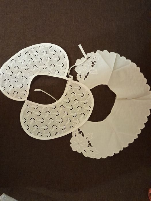 Dwa białe kołnierzyki haftowane