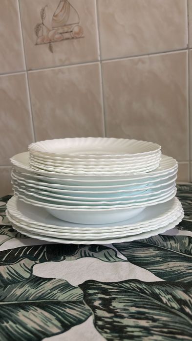 Conjunto de pratos brancos