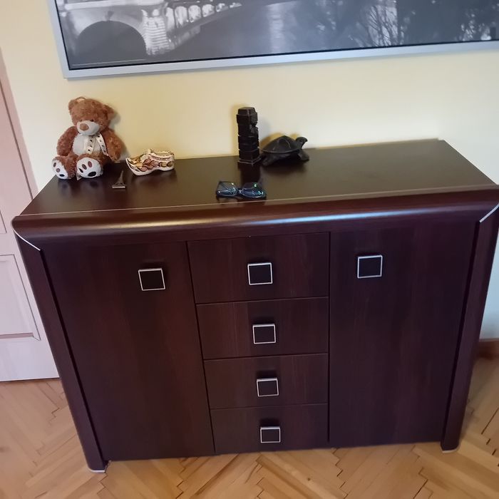 Meble w komplecie. Solidne.