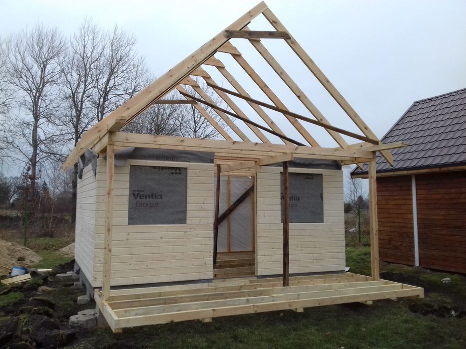Domek drewniany z tarasem i podaszem użytkowym Domek letniskowy