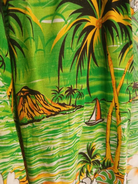 Camisa Havaiana com Padrão Tropical