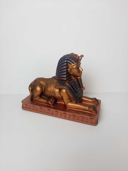 Estátua Veronese e peça egípcia