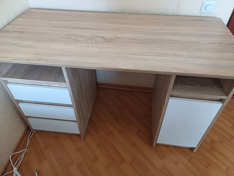Письмовий  стіл.