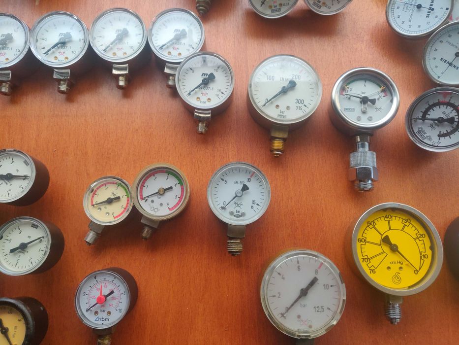 vários tipos de manómetros