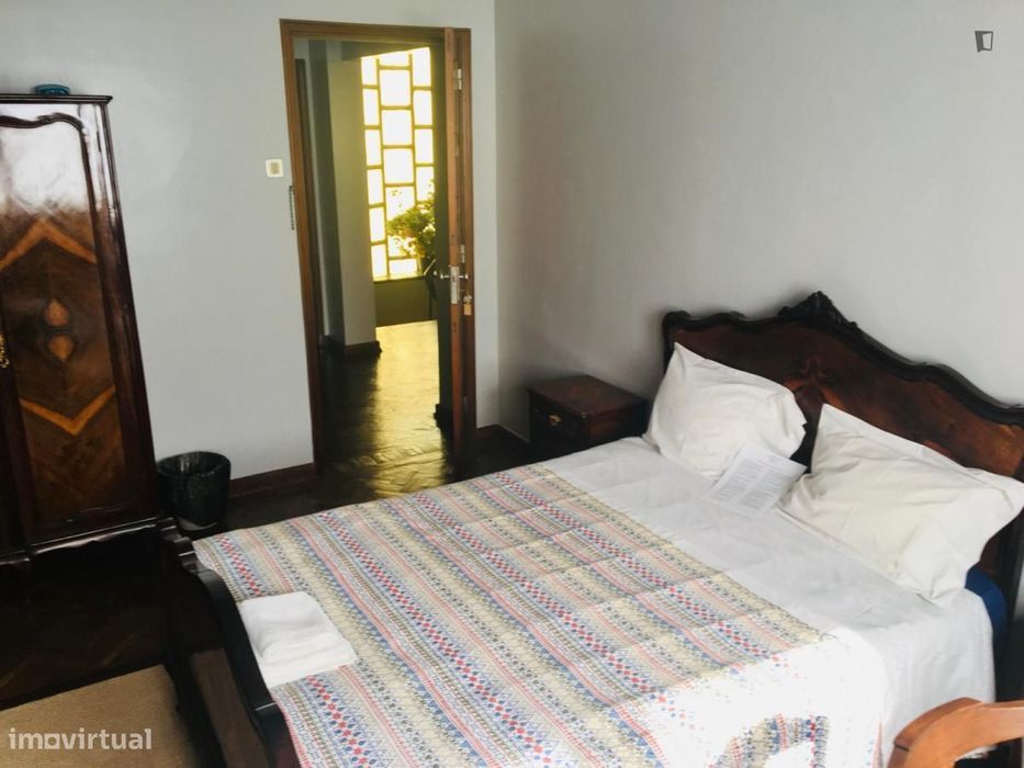 Quarto - localizado em Paranhos Porto