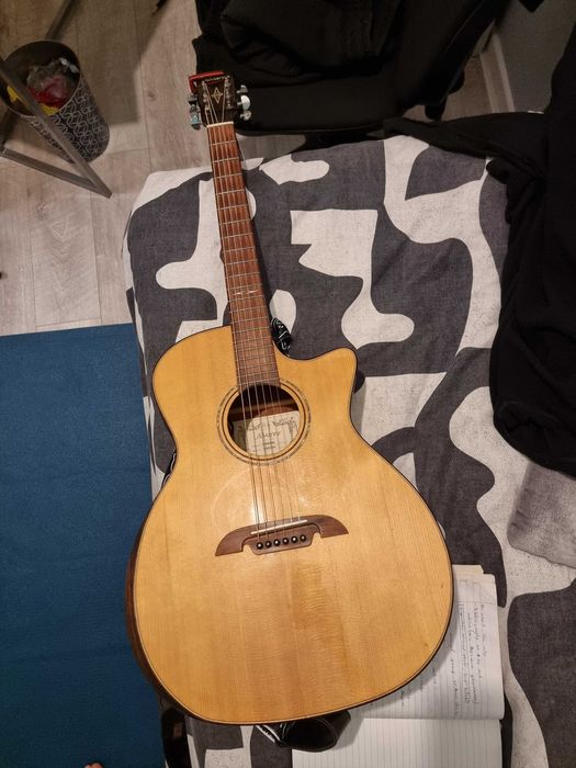 Guitarra Semi Electrica Alvarez AG60 Cear Artist Series