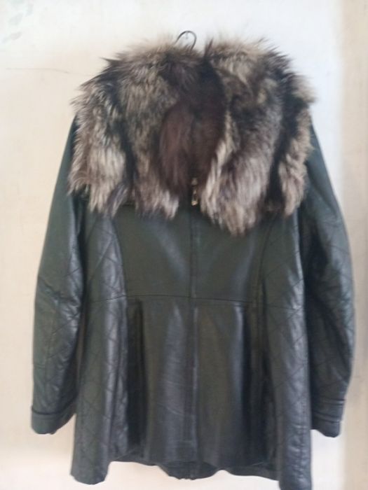 Женская черная куртка размер 52;воротник-капюшон с чернобурки;