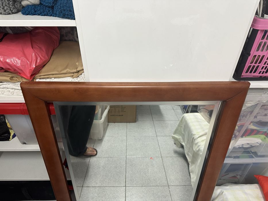 Espelho com moldura de cerejeira