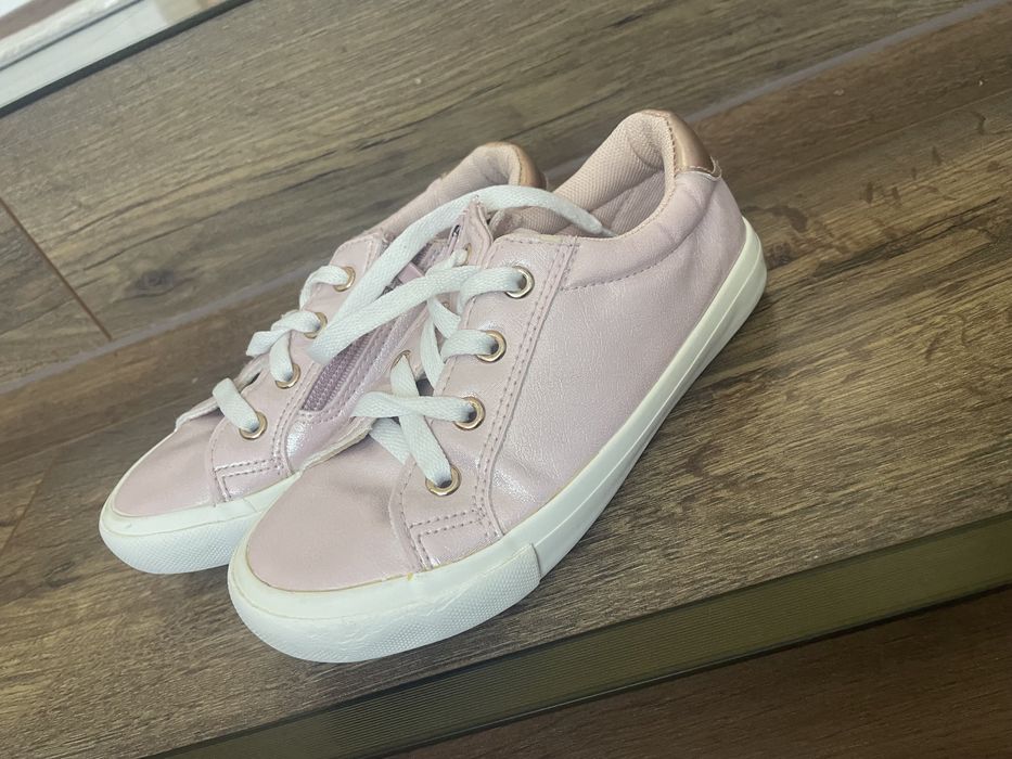 Рожеві кеди для дівчинки