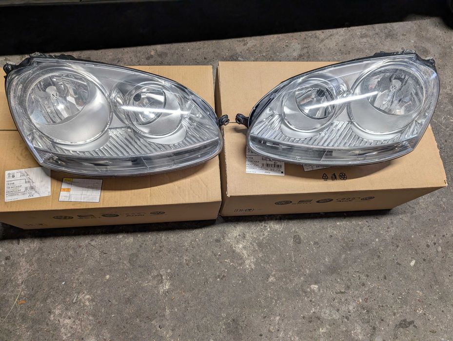 VW Golf V lampy reflektory OE 1K6941005P 1K6941006P KPL