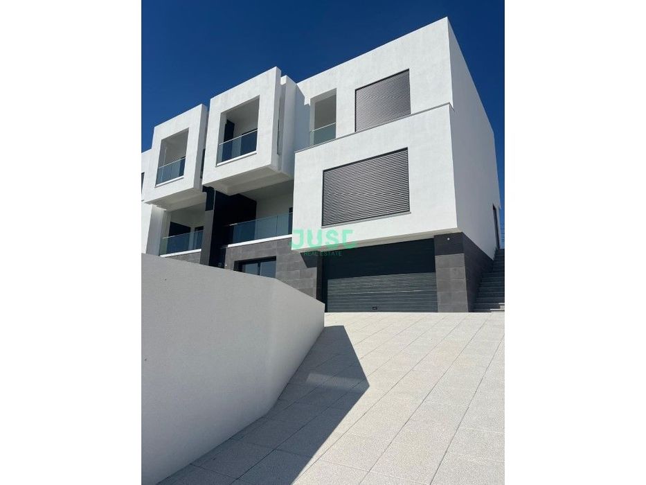 Moradia Geminada 3 pisos com piscina vale de Milhaços