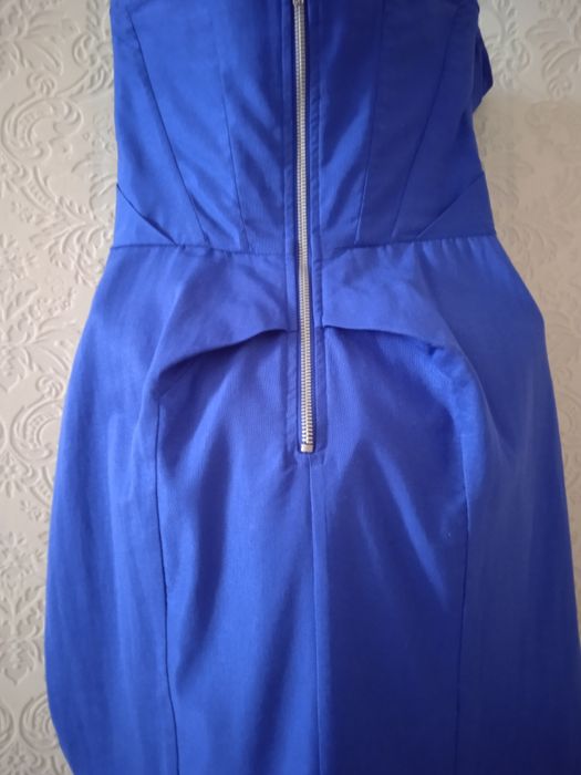 Платье-корсет с открытыми плечами.