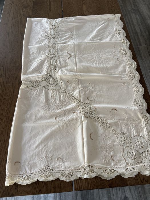 Toalha de mesa com renda de bilros e bordado manual 243x157