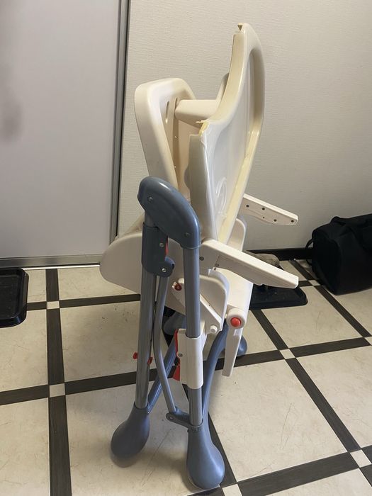 Дитяче крісло для годування