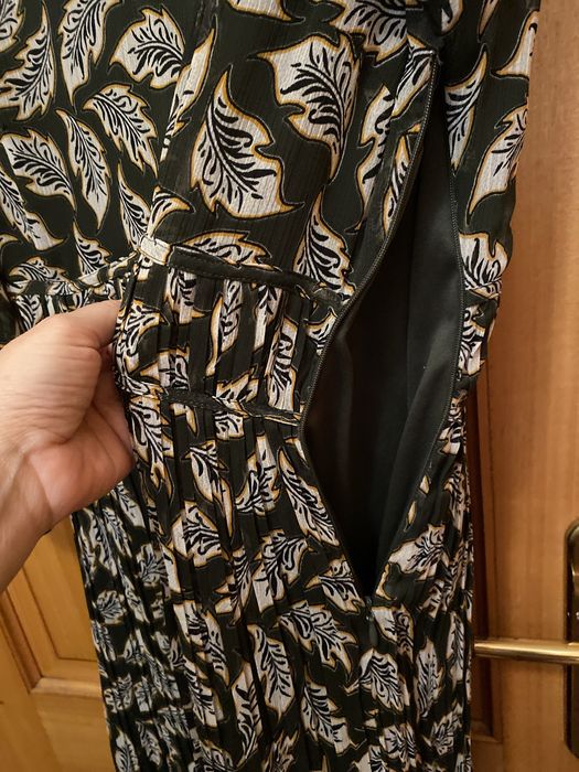 Vestido cintado com saia plissada