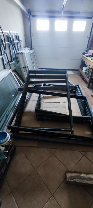 Janelas branco e aro verde