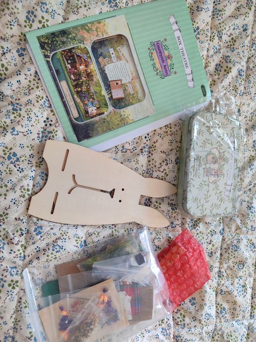 Румбокс театр в металевій коробочці в стилі Сильванія фемелі