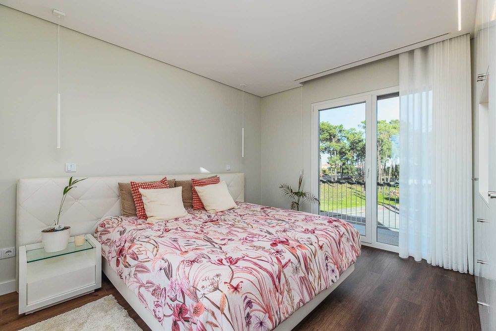 Elegância e Conforto em Azeitão — Moradia T4 Vista Desafogada