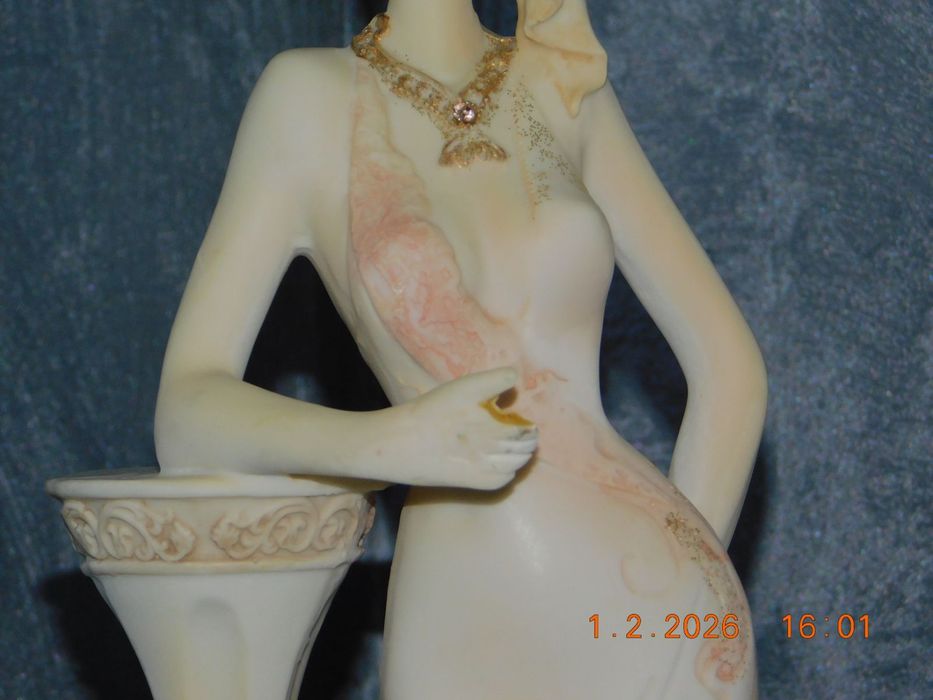 Фарфорова статуетка