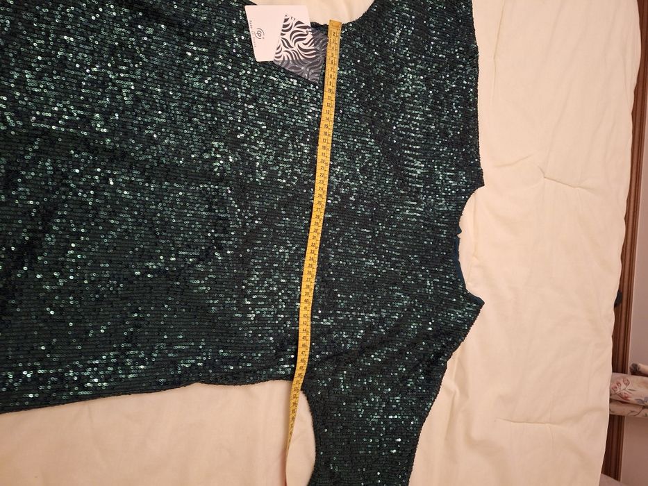 Vestido cirto de lantejoulas verde garrafa