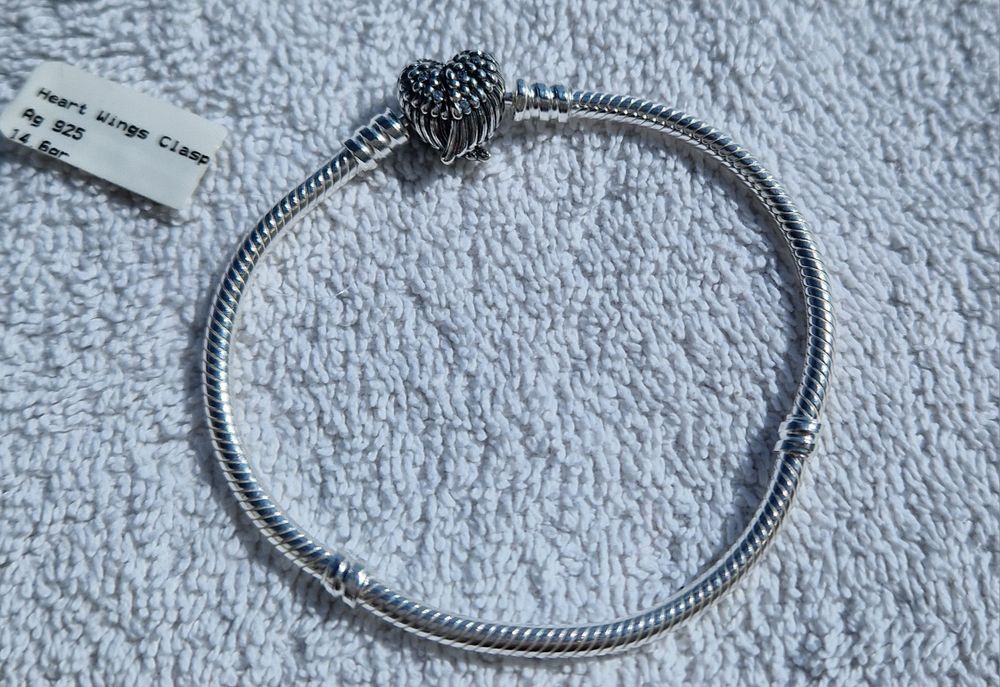 Zachwycająca Bransoletka Pandora Moments z zapięciem uskrzydlone serca