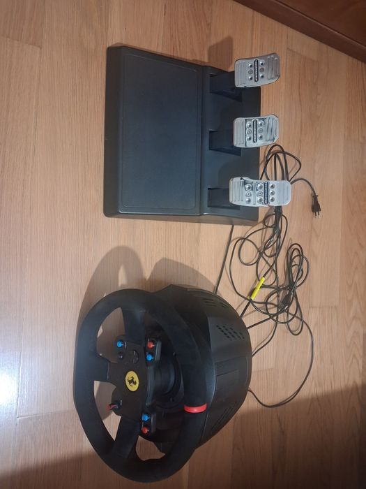Volante Thrustmaster + Pedais T3PM (3 Pedais de Metal) PS5 / PS3 / PC