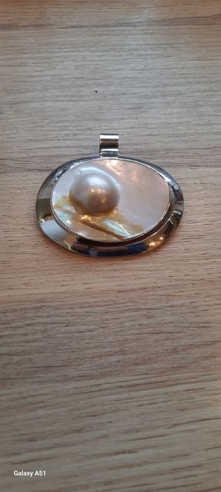 Srebrny wisior, zawieszka z masą perłową