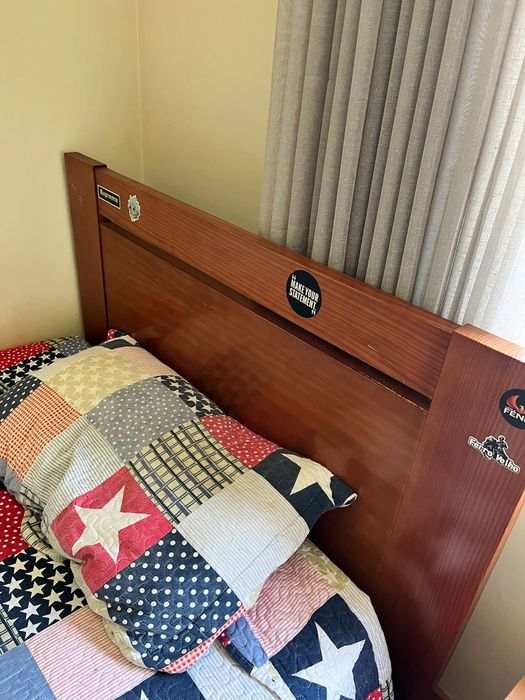 Cama com colchão corpo e meio bom estado
