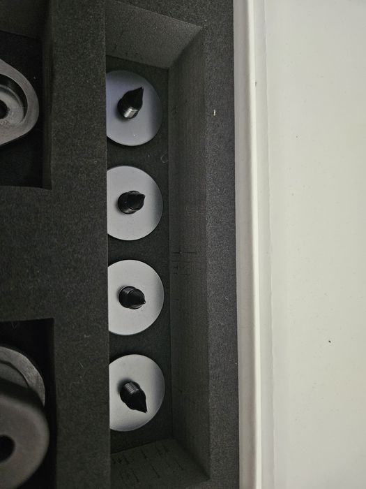 Dynaudio Evoke nóżki, kolce