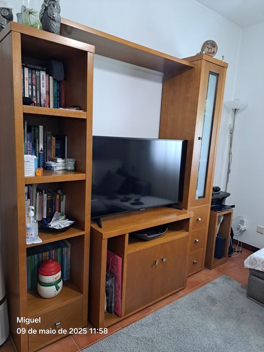 Movel de sala em madeira de castanho