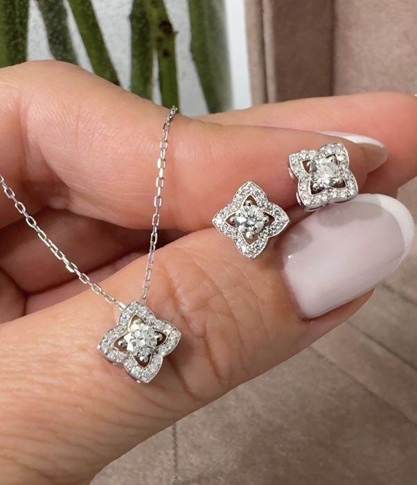 Золотые серьги с природными бриллиантами