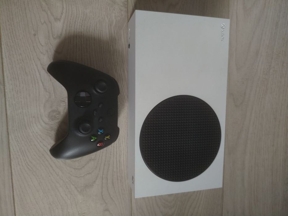 Продам Xbox Series S 512 gb приехал с Европы состояние нового