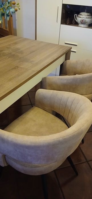 Vendo conjunto de mobiliário em excelente estado, com design moderno em acabamento carvalho e branco, ideal para sala de estar e sala de jantar.