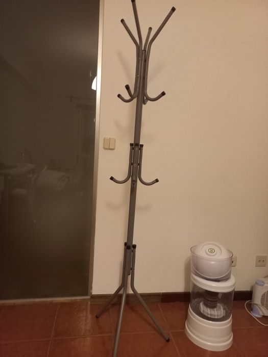 Cabide de metal quase novo