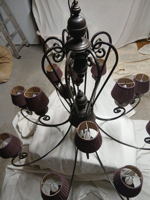 Candeeiro em ferro  com 12 abajour em organza