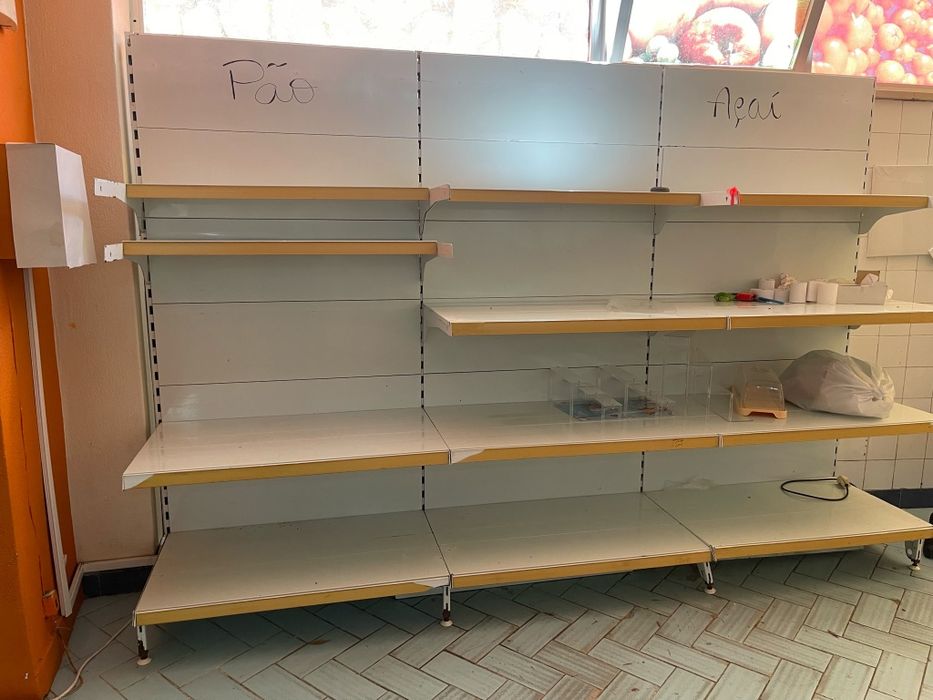 Prateleiras mercado ou frutaria em ótimo estado