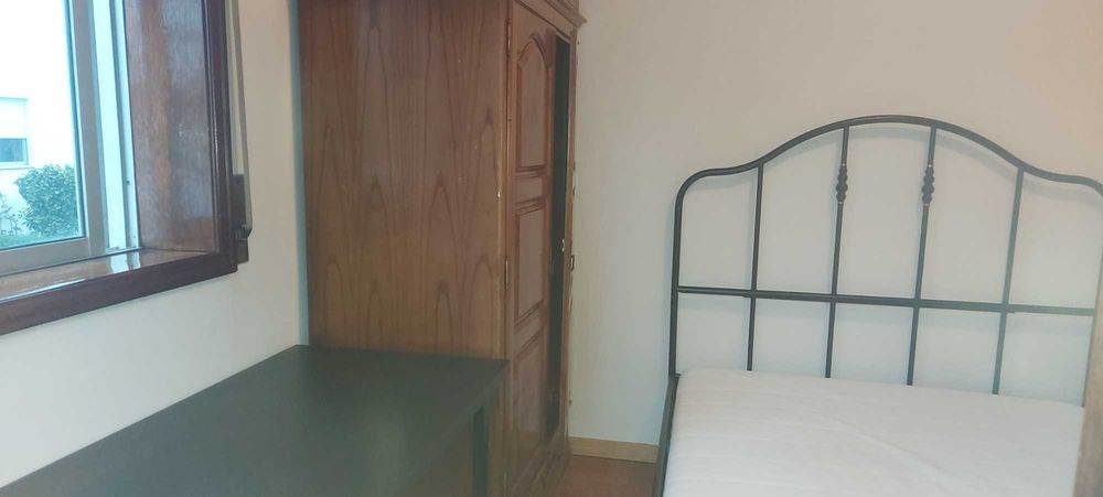 Quarto para arrendar em moradia – Matosinhos, Custóias (próximo ao metro)