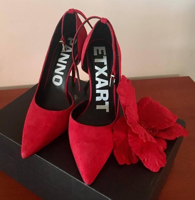 Sapatos de salto vermelhos