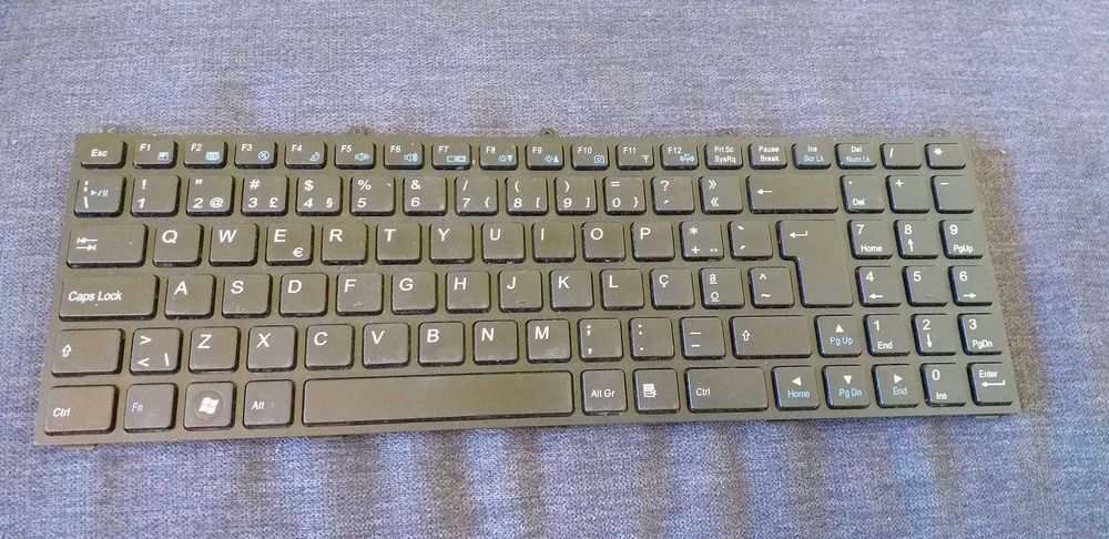 Vários teclados de laptop