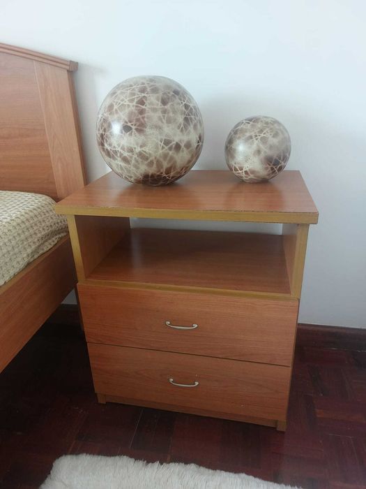 Cama de casal + 2 mesas de cabeceira