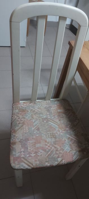 Mesa de madeira com 4 cadeiras